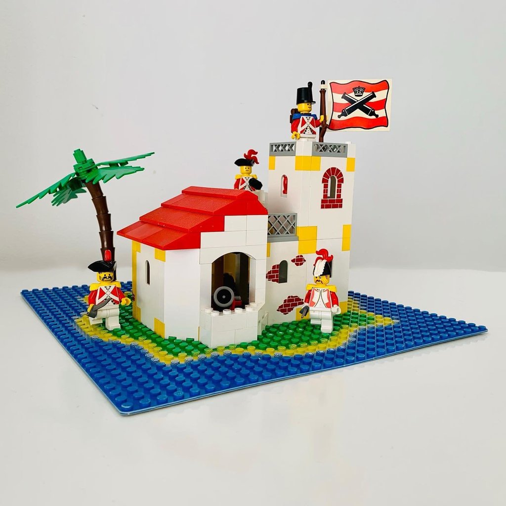 Imperial Outpost and Store - Bricks747.jpg